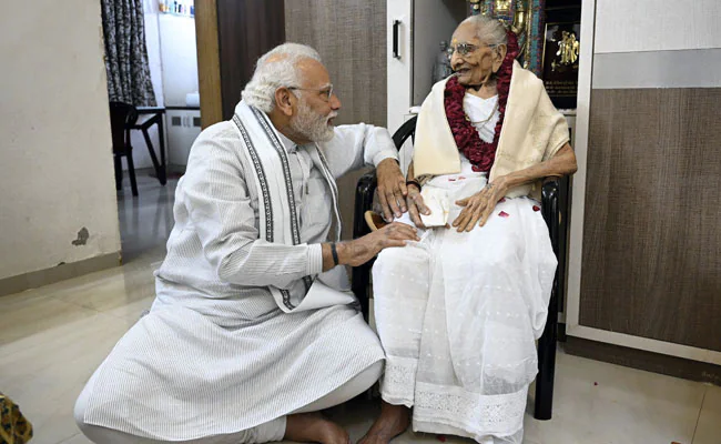 आईच्या अंत्यसंस्कारानंतर तासाभरातच पंतप्रधान मोदींची कामाला सुरुवात